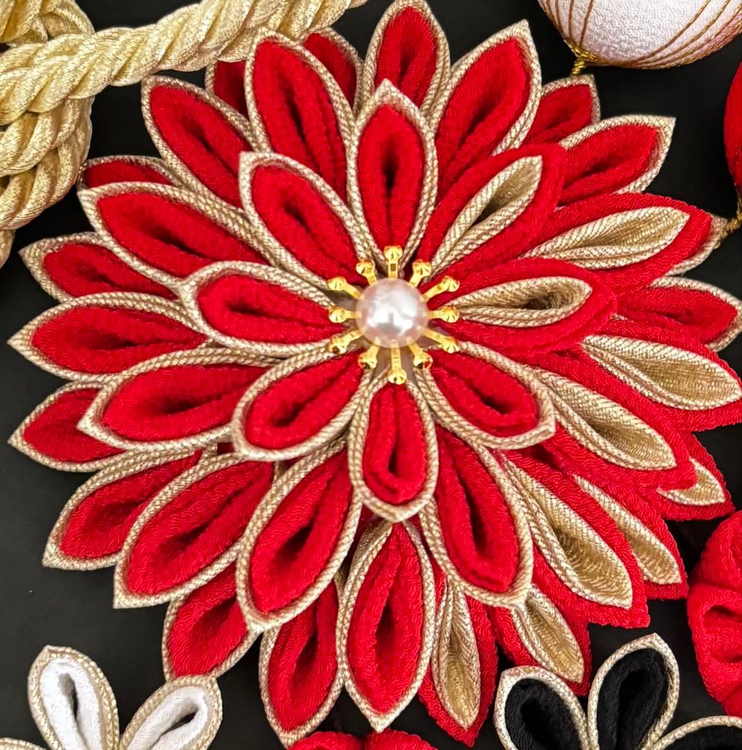 つまみ細工　髪飾り　黒　赤　ゴールド