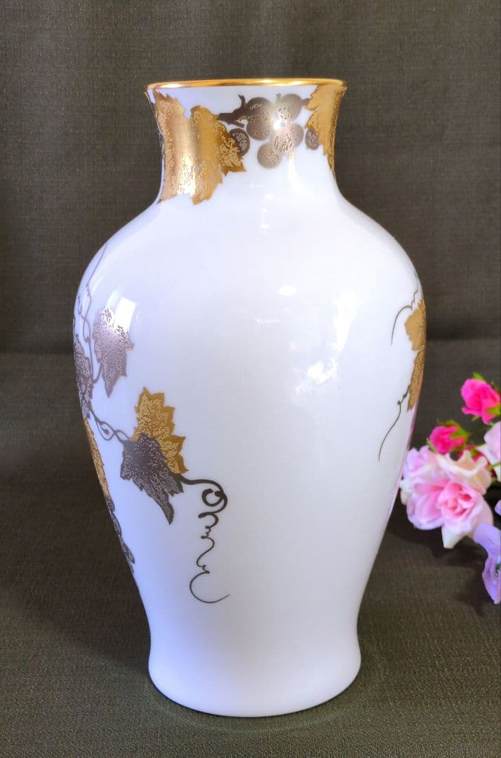 大倉陶園　金蝕葡萄　陶器製 花瓶 ホワイト・ゴールド　美品✨️
