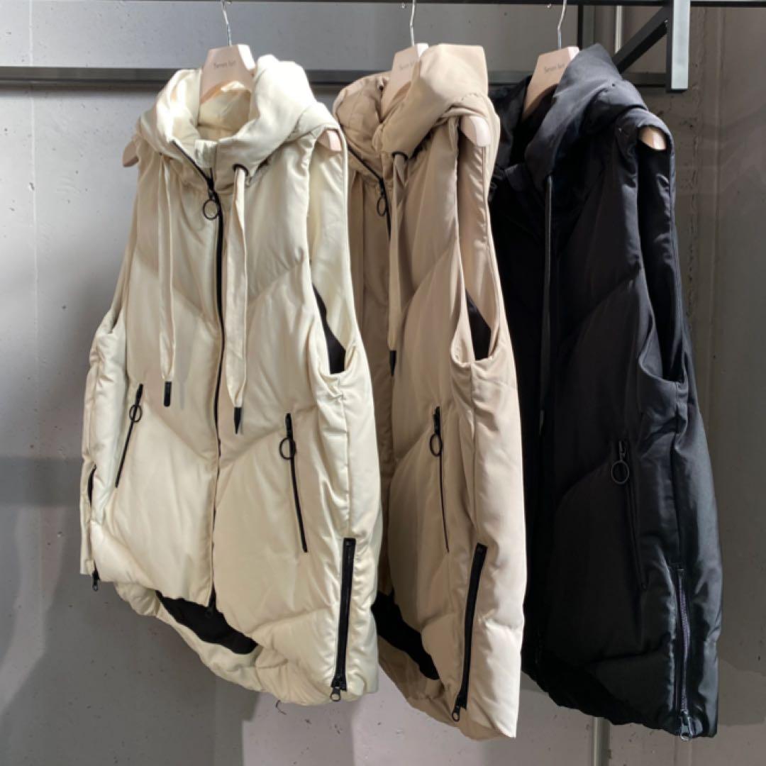 ルギヴァ　サイドジップフーデッドダウンベスト