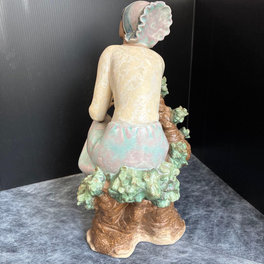 リヤドロ 陶器製女性 フィギュリン