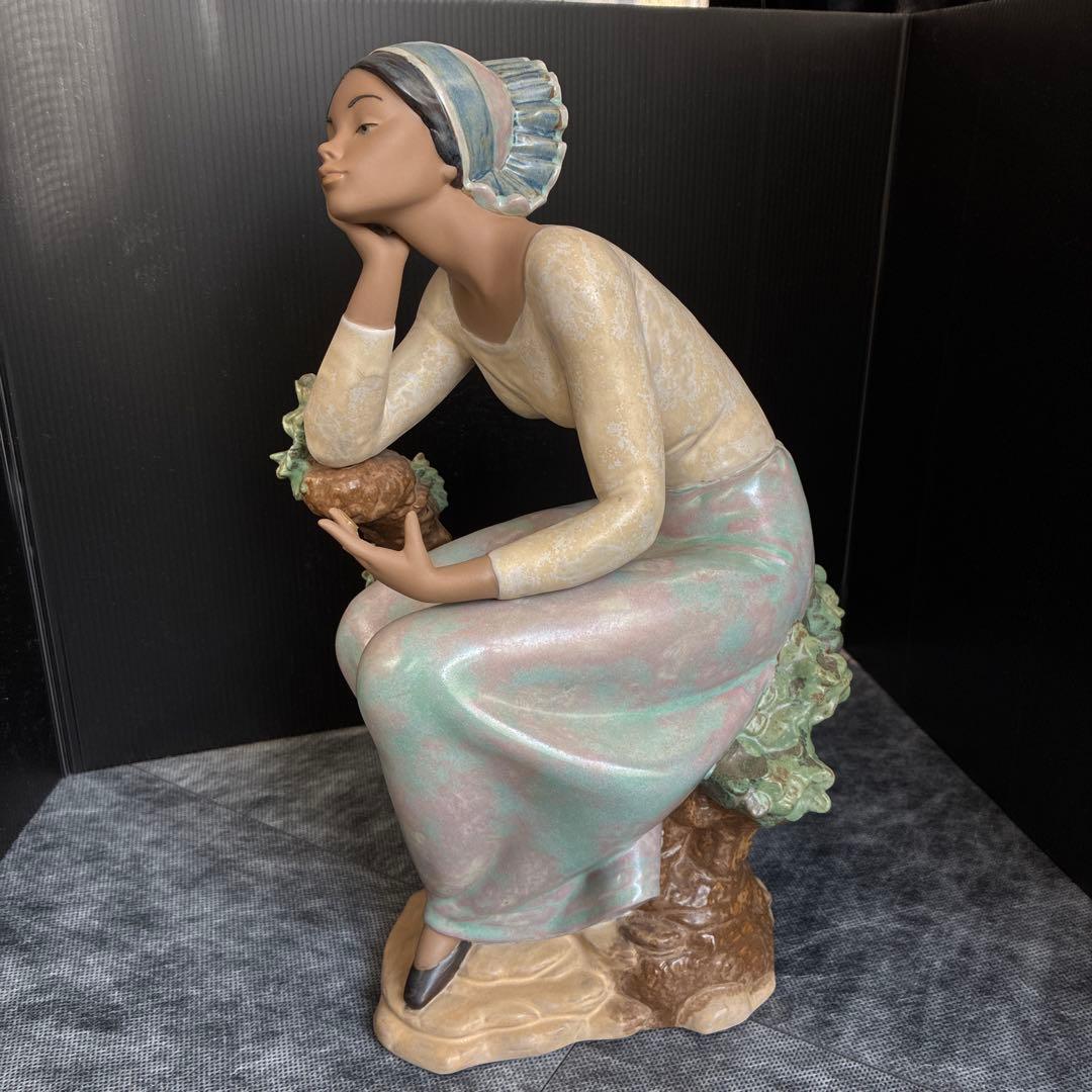 リヤドロ 陶器製女性 フィギュリン