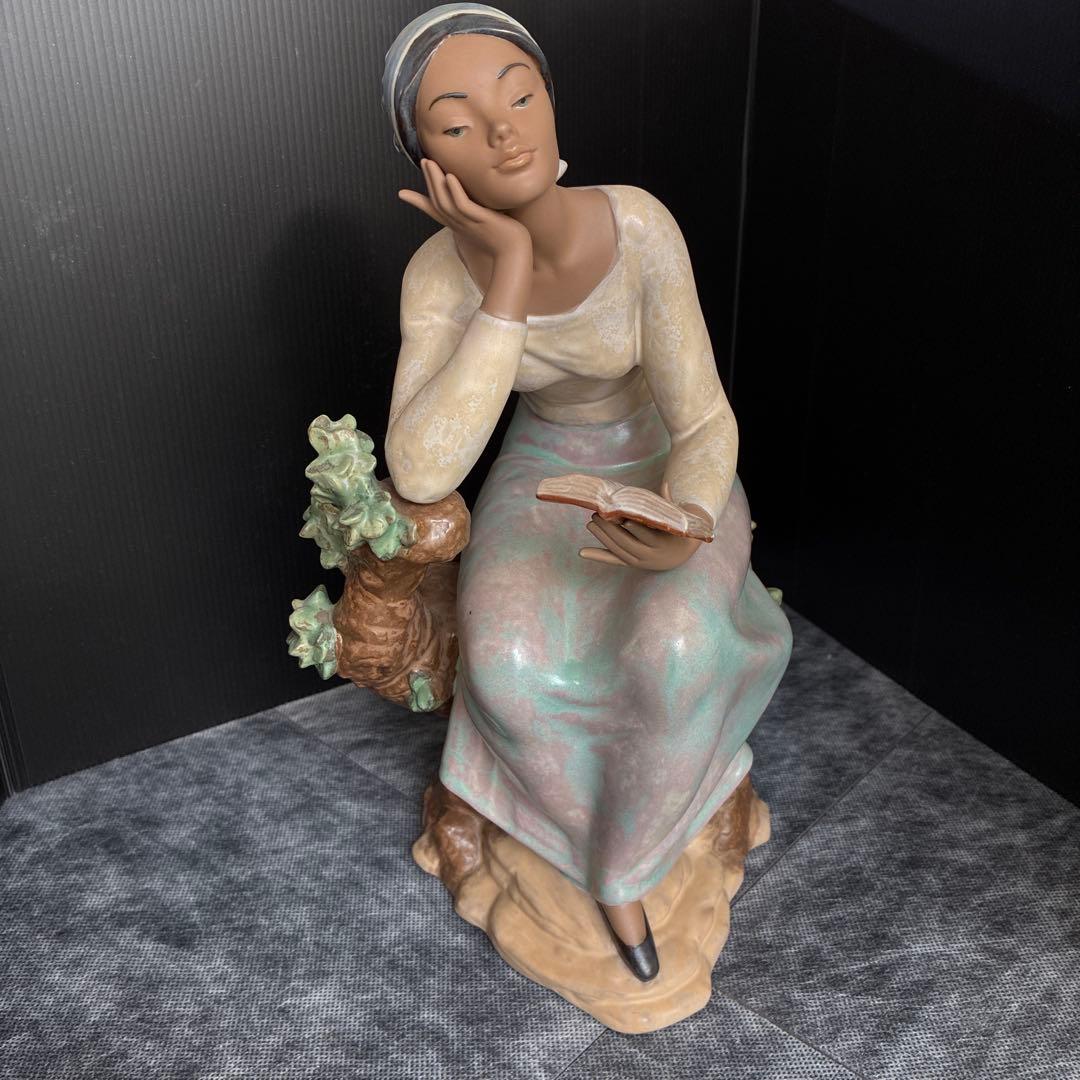 リヤドロ 陶器製女性 フィギュリン