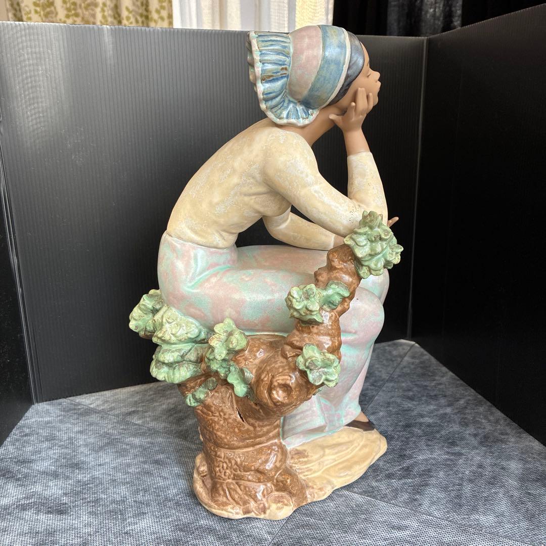 リヤドロ 陶器製女性 フィギュリン