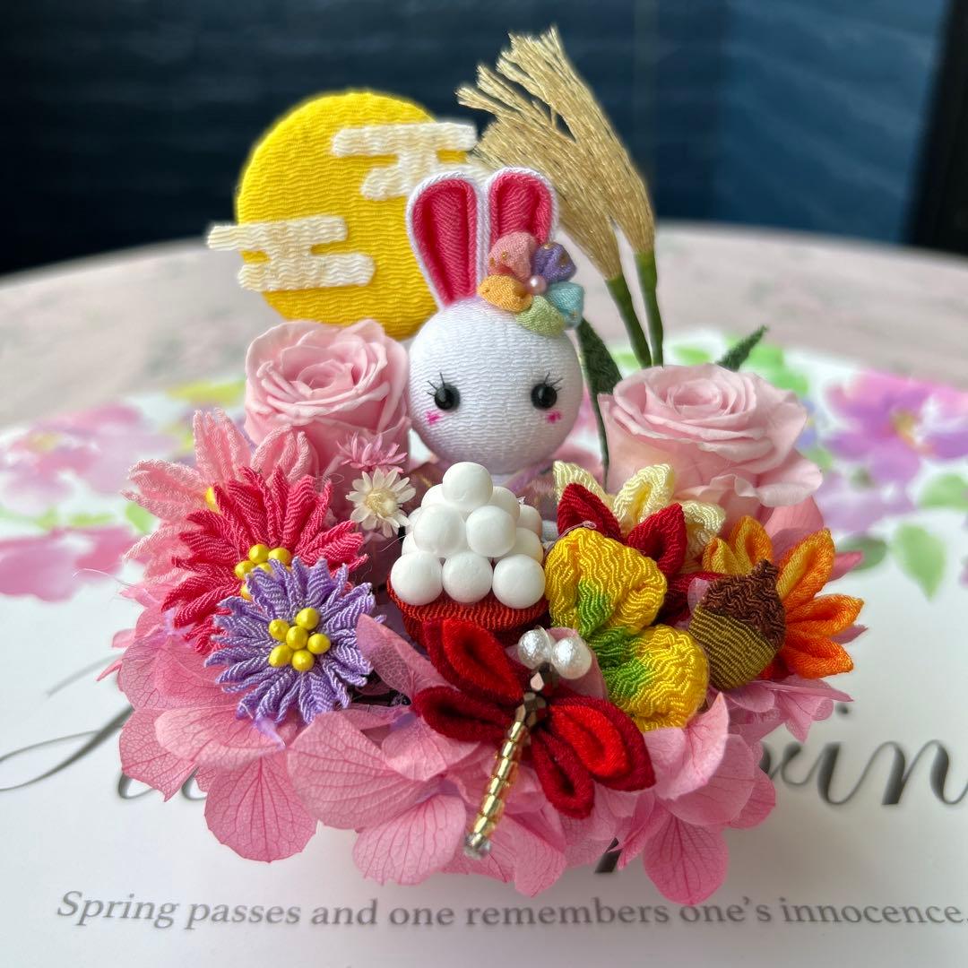 しょりん❣️秋、お月見、コスモス、もみじ、お団子、薔薇、アレンジ❁⃘*.゜