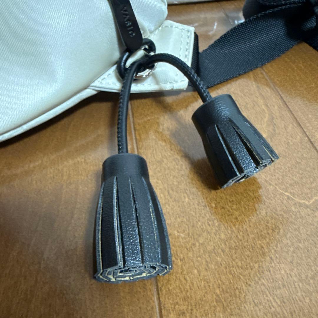 VASIC ホワイト ハーフムーン ショルダーバッグ