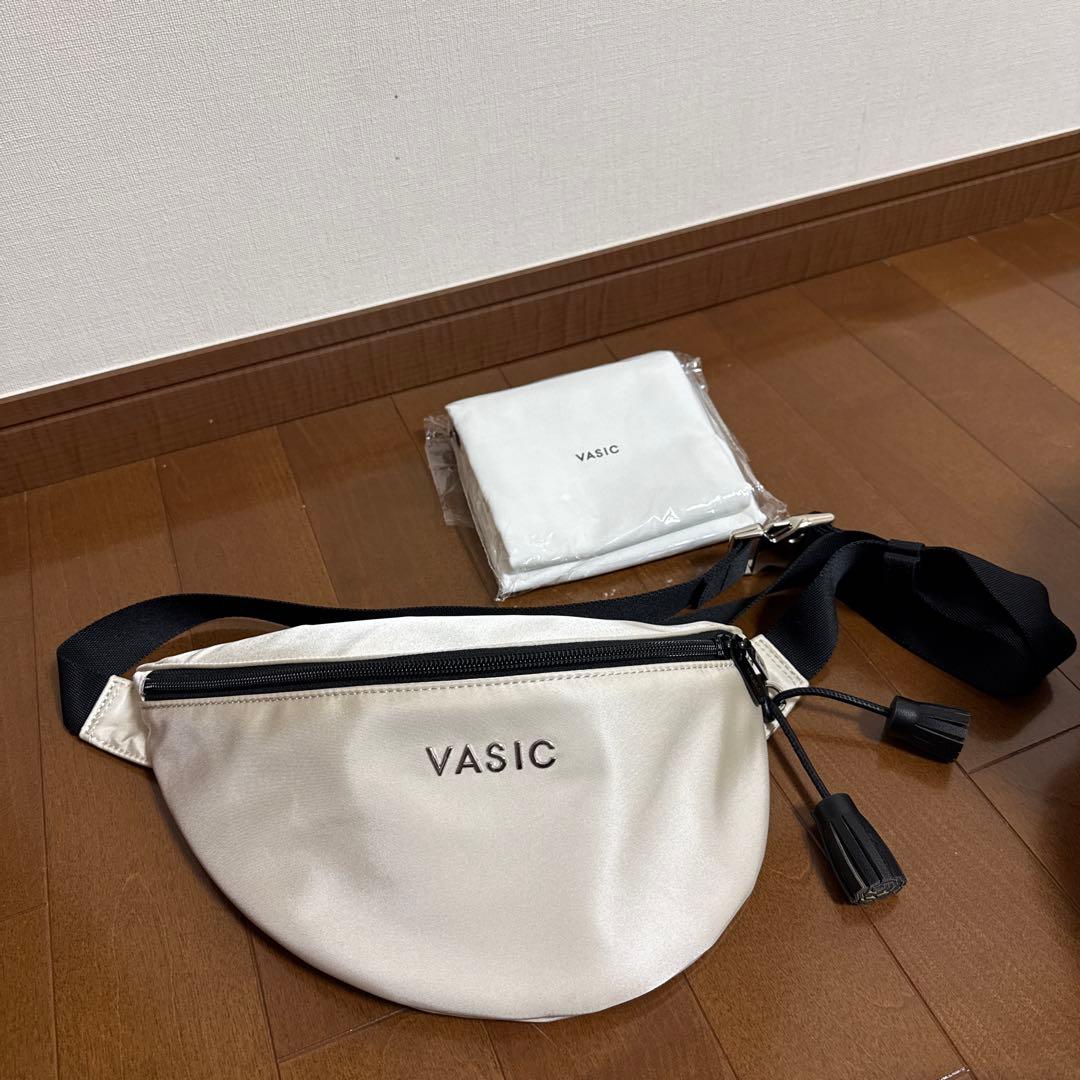 VASIC ホワイト ハーフムーン ショルダーバッグ