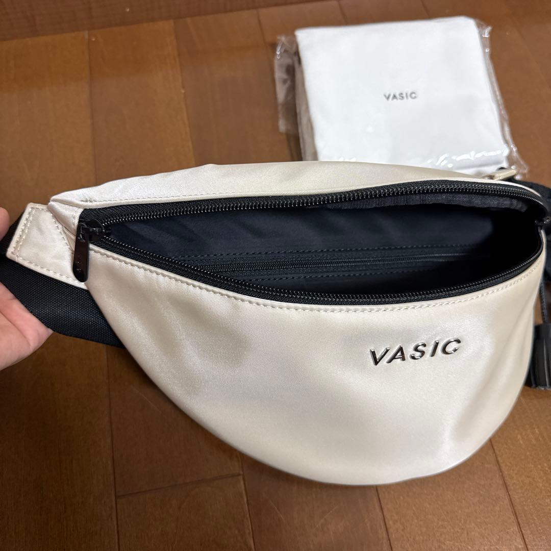 VASIC ホワイト ハーフムーン ショルダーバッグ