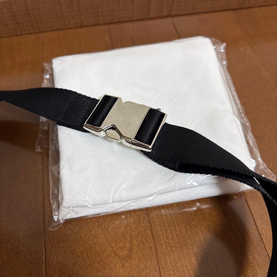 VASIC ホワイト ハーフムーン ショルダーバッグ