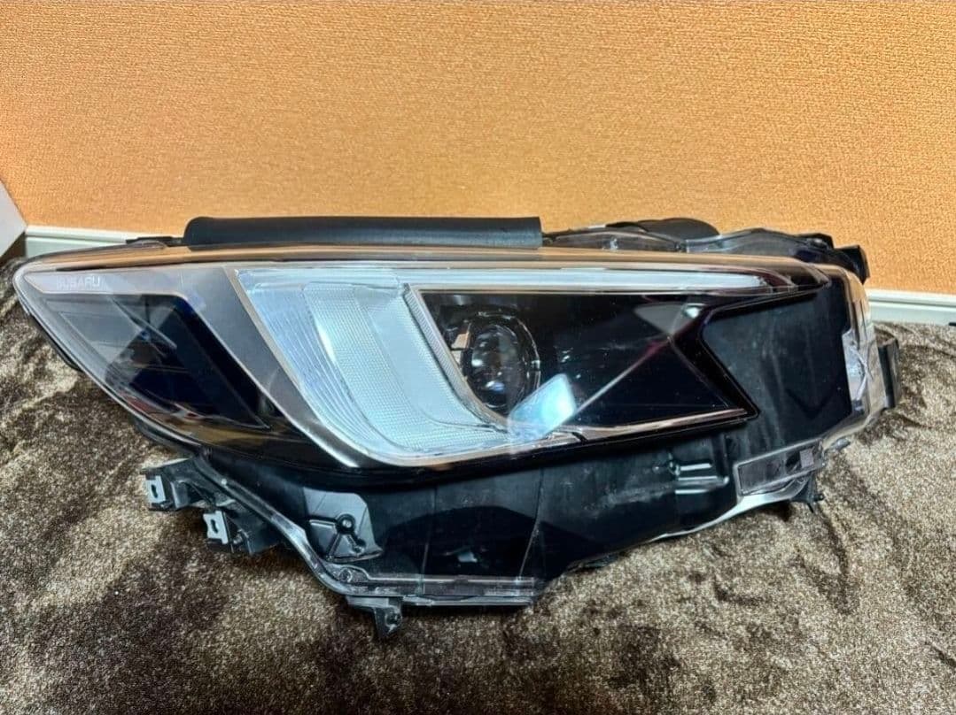 美品 レヴォーグ VN5 純正 ヘッドライト 右LED
