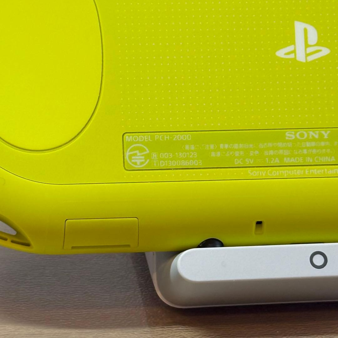 4-080【美品】PSVITA PCH-2000 ライムグリーン/ホワイト