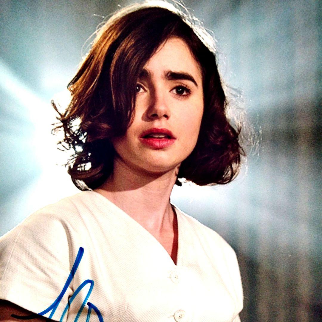 リリー・コリンズ直筆サイン入り大型写真