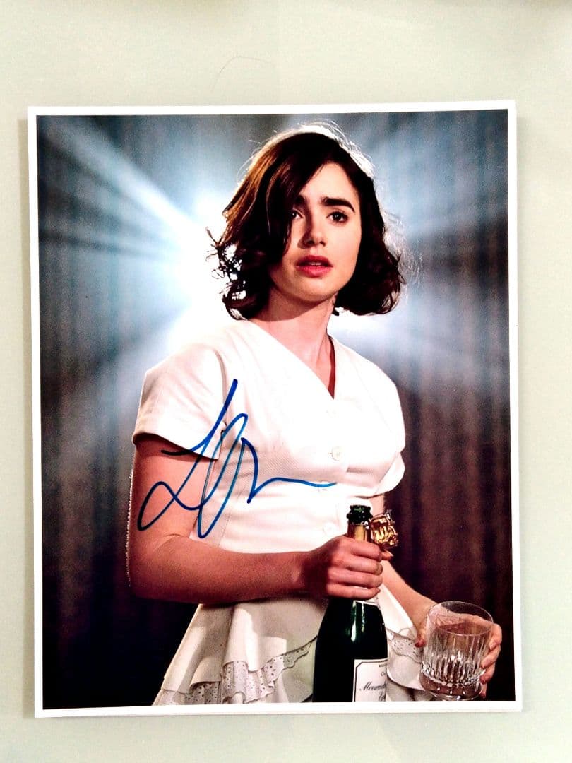 リリー・コリンズ直筆サイン入り大型写真