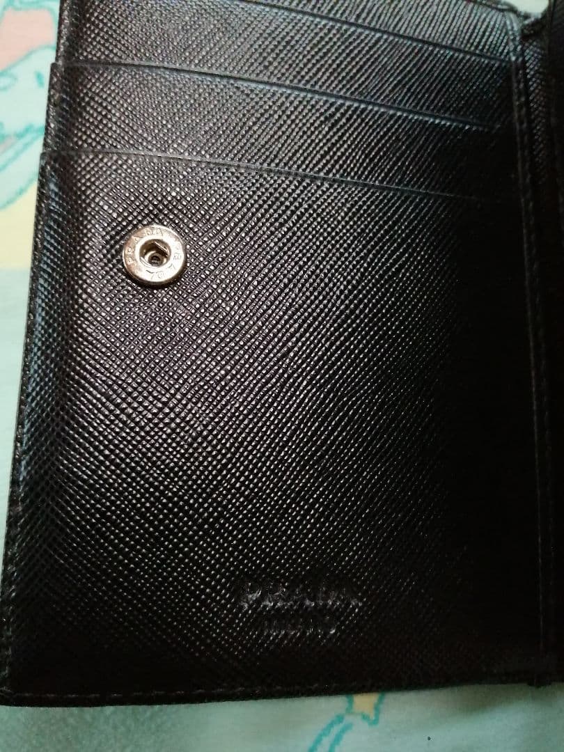 プラダの財布　2つ折り　小銭入れ　カード入れ