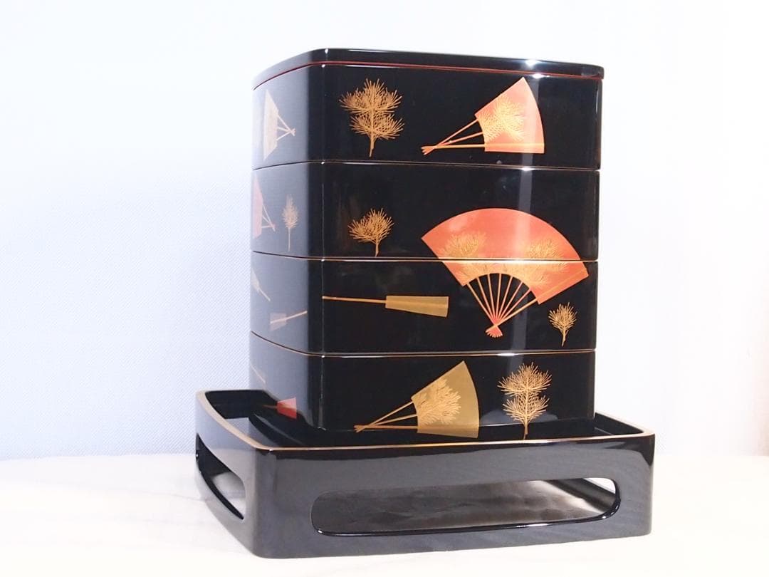 【美品】輪島塗 わじま慶塚 扇面に松蒔絵 四段重箱 台付き＆屠蘇器 お重/酒器