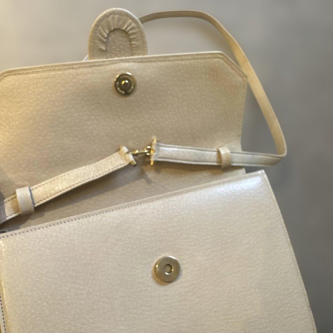 バレンチノ　ヘビ革 クラッチバッグ ホワイト/ゴールド