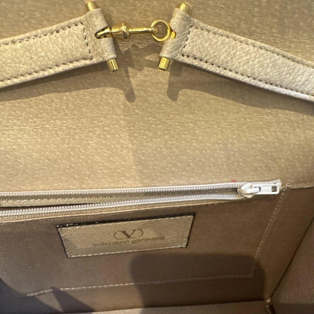 バレンチノ　ヘビ革 クラッチバッグ ホワイト/ゴールド