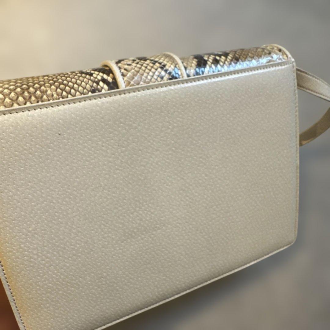 バレンチノ　ヘビ革 クラッチバッグ ホワイト/ゴールド