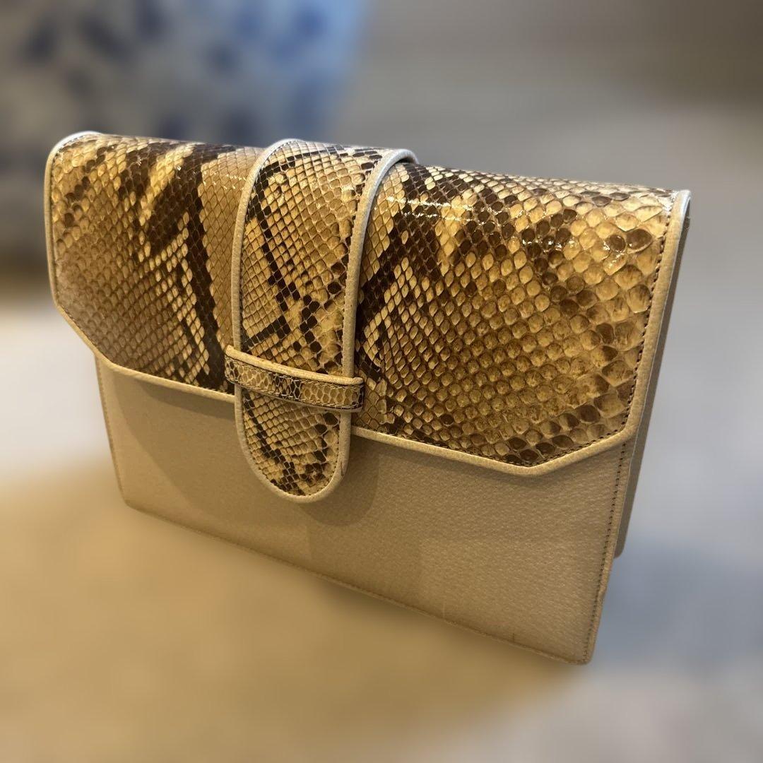 バレンチノ　ヘビ革 クラッチバッグ ホワイト/ゴールド