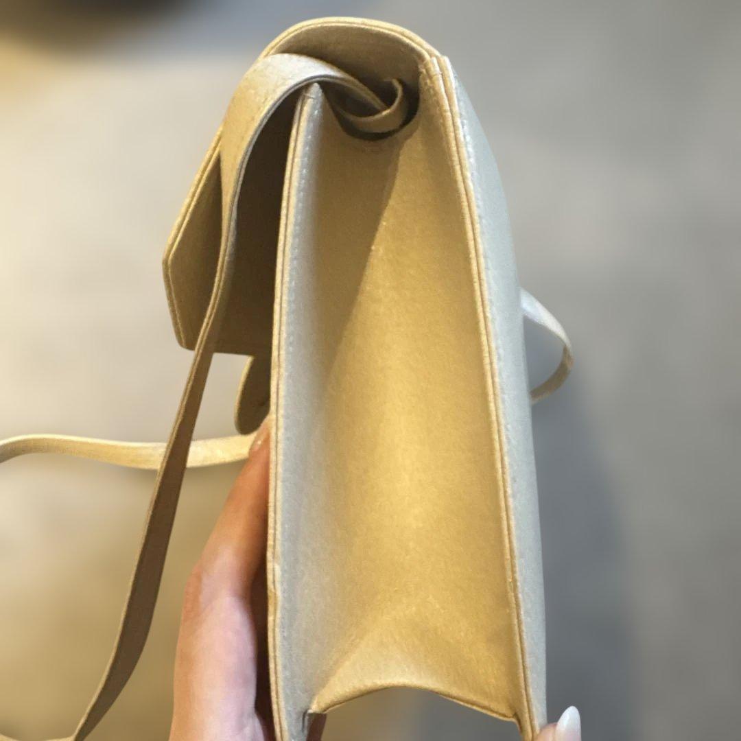 バレンチノ　ヘビ革 クラッチバッグ ホワイト/ゴールド