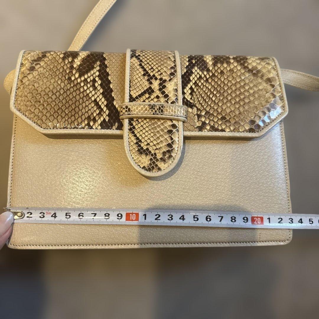 バレンチノ　ヘビ革 クラッチバッグ ホワイト/ゴールド