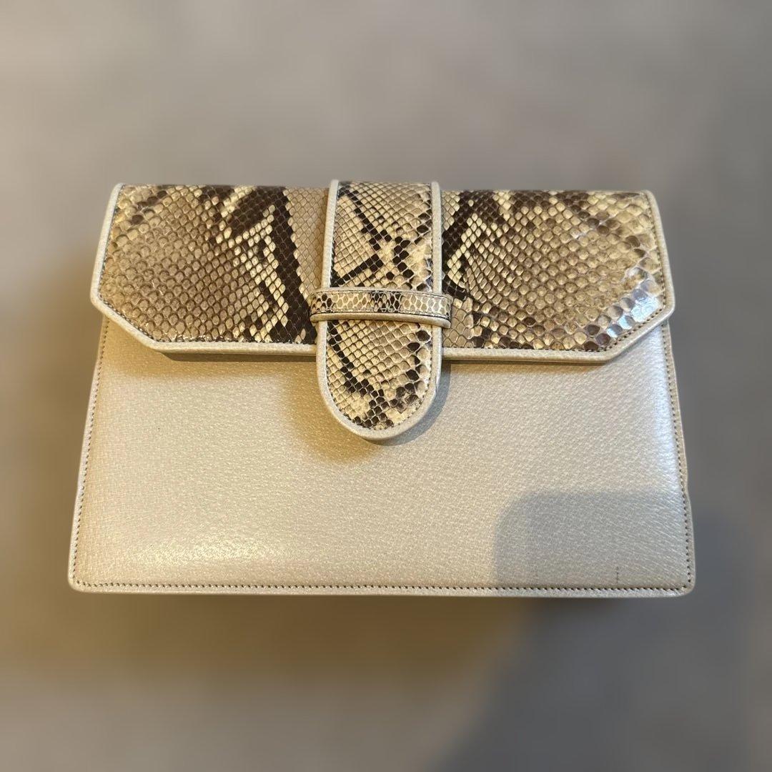 バレンチノ　ヘビ革 クラッチバッグ ホワイト/ゴールド