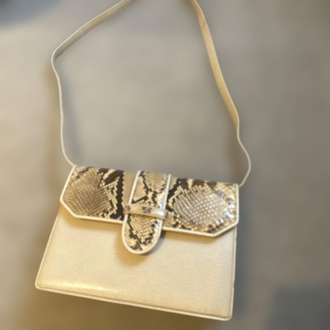 バレンチノ　ヘビ革 クラッチバッグ ホワイト/ゴールド