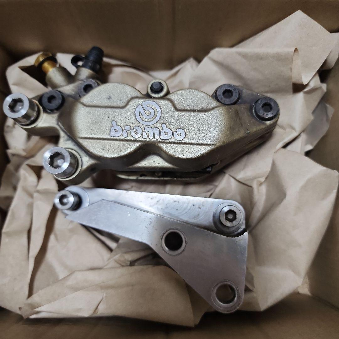 brembo キャリパーとキャリパーサポート