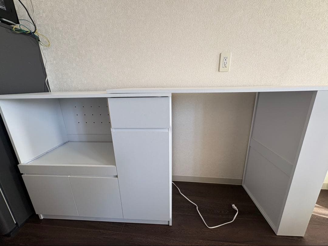 引取優先　置き場所にあわせて調節できる、伸長式テーブル付きキッチン収納