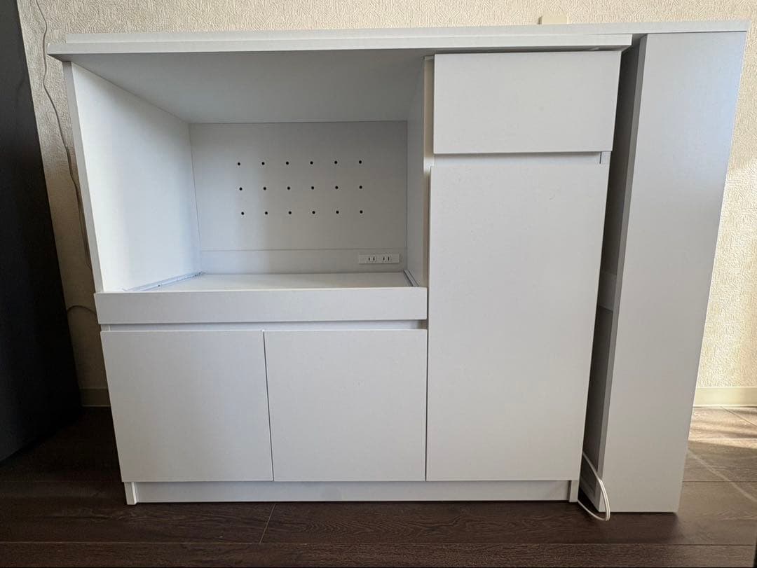 引取優先　置き場所にあわせて調節できる、伸長式テーブル付きキッチン収納