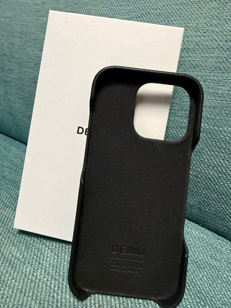 DEMIU パッド入りブラックiPhone16Proケース
