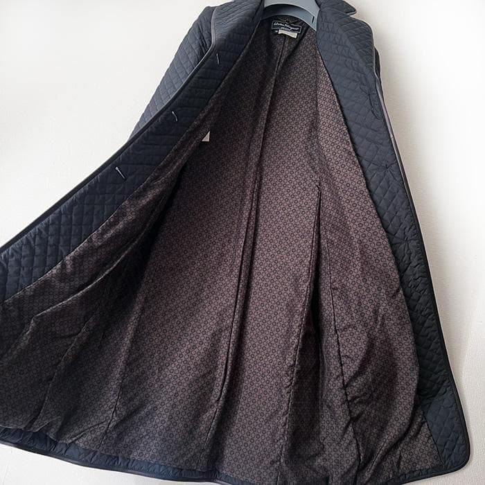 a*e様 フェラガモのロングコート　キルティング　ガンチーニ　シルク