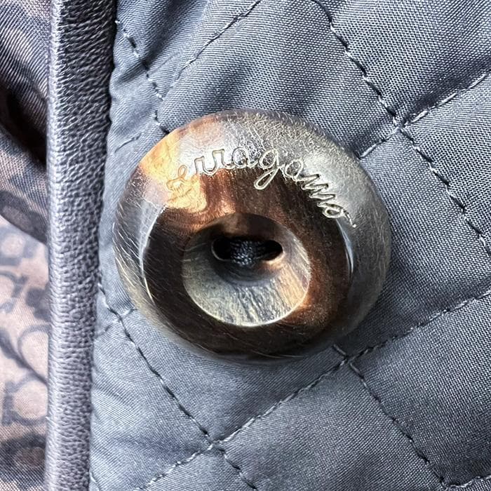 a*e様 フェラガモのロングコート　キルティング　ガンチーニ　シルク