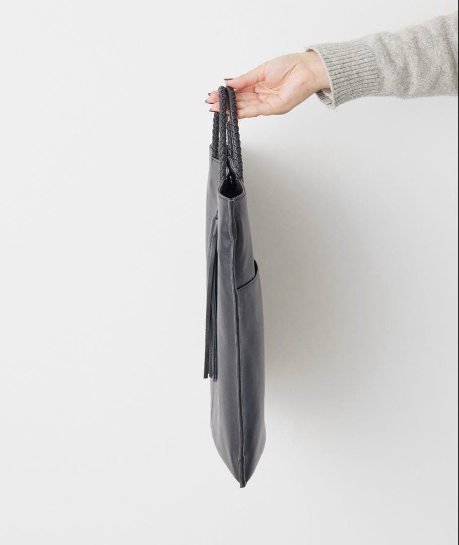 イアパピヨネ タッセルトートバッグ《本革/A4サイズ対応》 ブラック