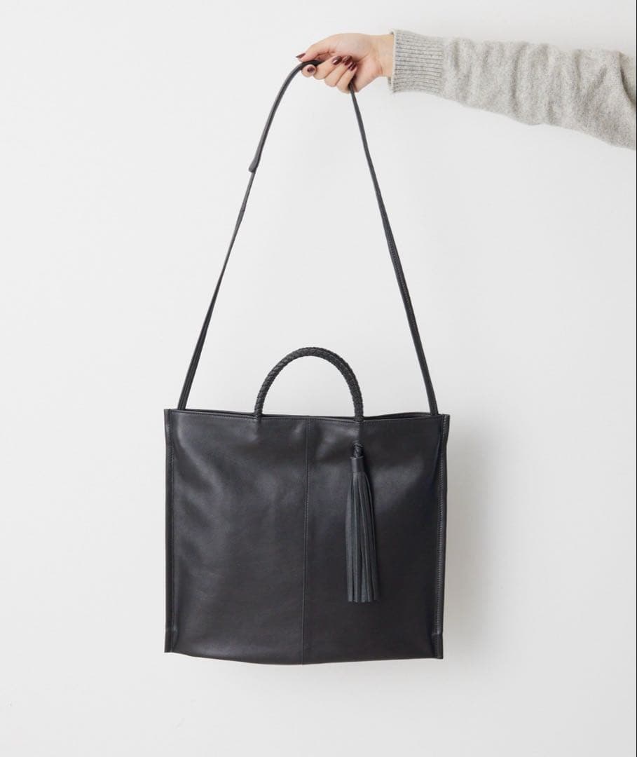 イアパピヨネ タッセルトートバッグ《本革/A4サイズ対応》 ブラック