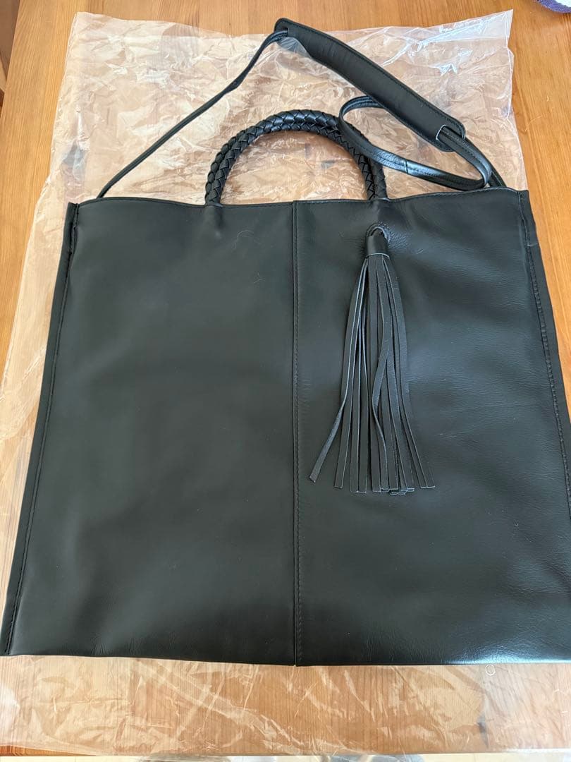 イアパピヨネ タッセルトートバッグ《本革/A4サイズ対応》 ブラック