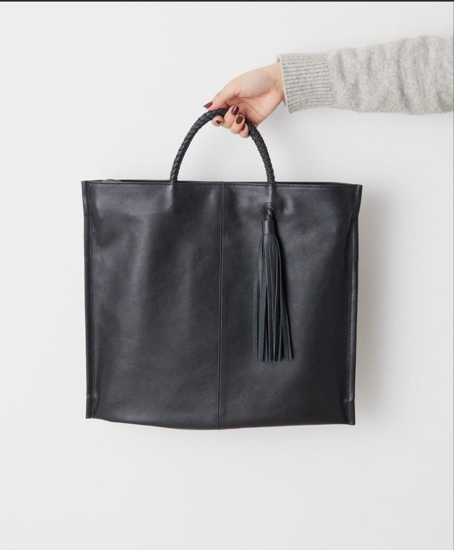 イアパピヨネ タッセルトートバッグ《本革/A4サイズ対応》 ブラック