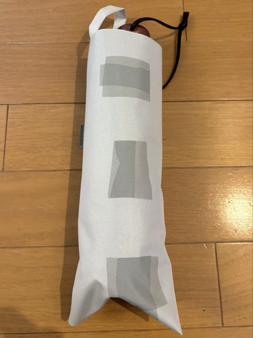 サンバリア100 3段折りたたみ傘　人気キューブ柄　グレー色