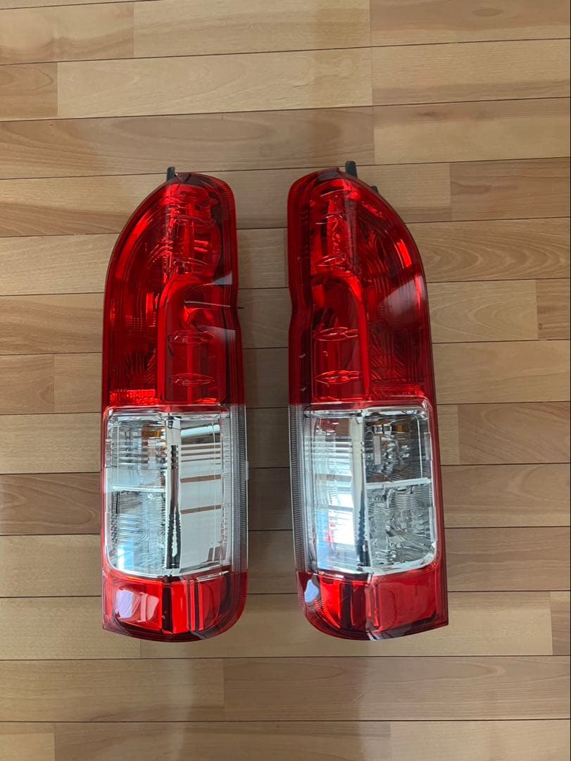 トヨタ純正テールランプ★3BF-TRH200V