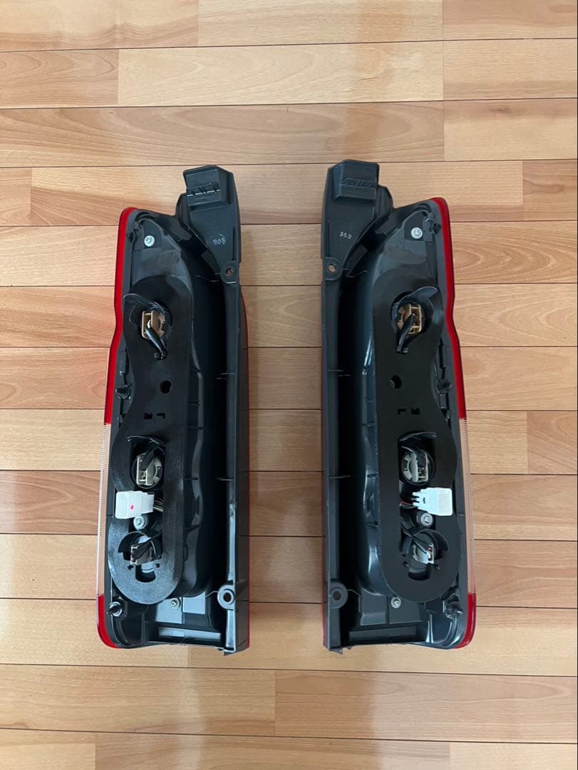 トヨタ純正テールランプ★3BF-TRH200V