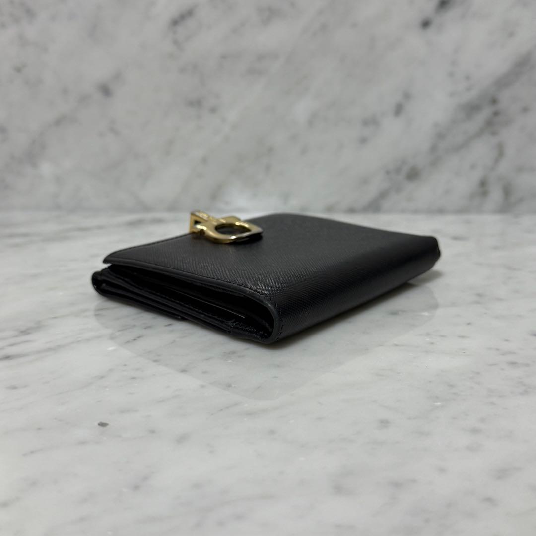 サルヴァトーレフェラガモ 二つ折り財布 ブラック ゴールド ガンチーニ ロック