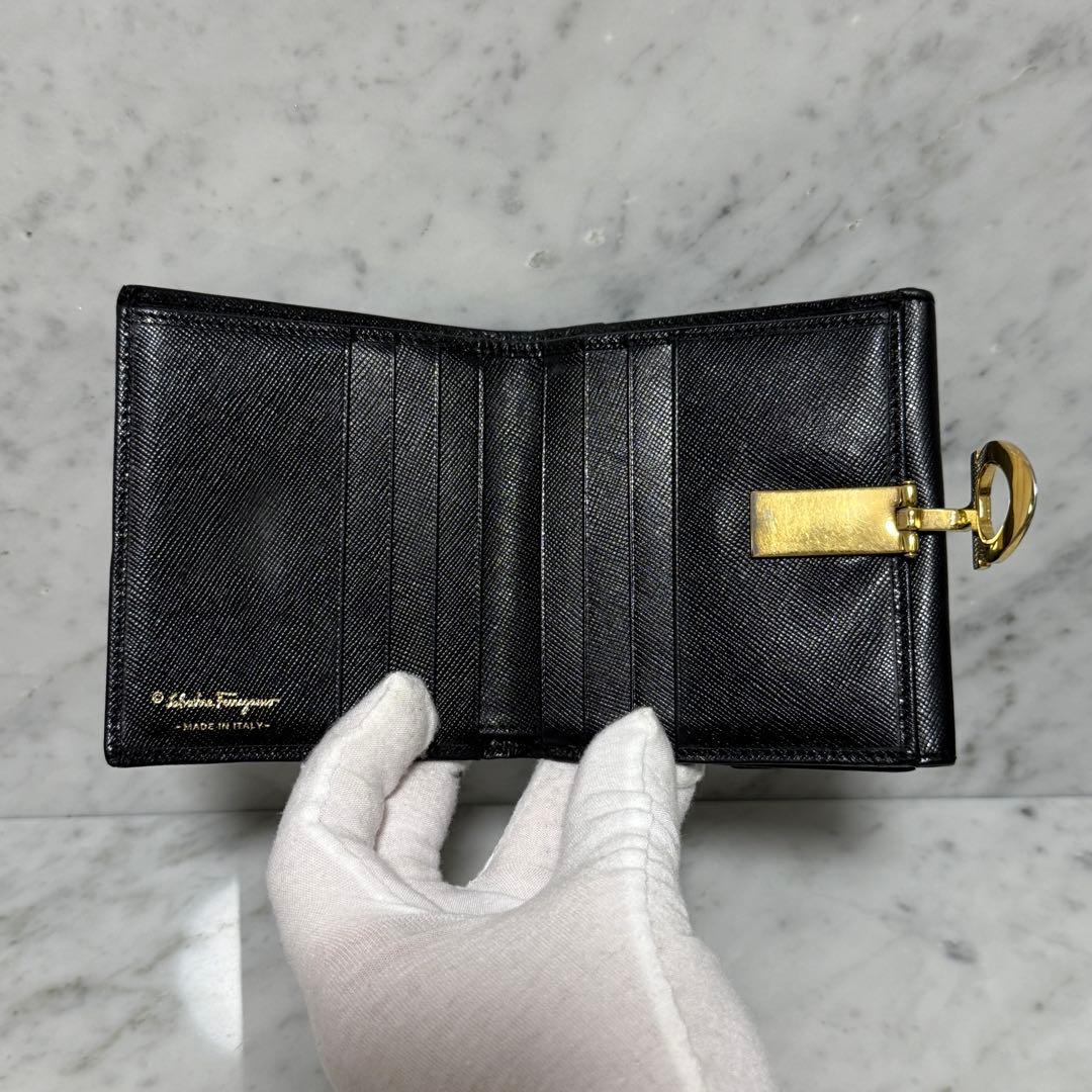 サルヴァトーレフェラガモ 二つ折り財布 ブラック ゴールド ガンチーニ ロック