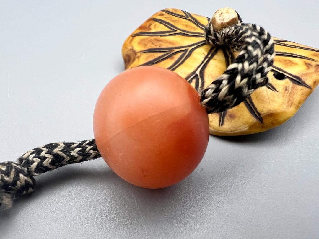 時代　根付　天然素材製　蓮根文　瑪瑙珠尾締め　重量約15.4g