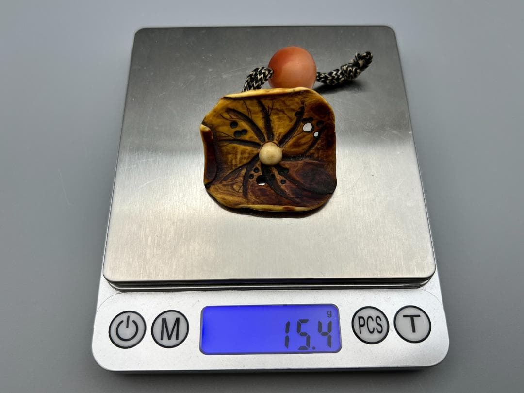 時代　根付　天然素材製　蓮根文　瑪瑙珠尾締め　重量約15.4g