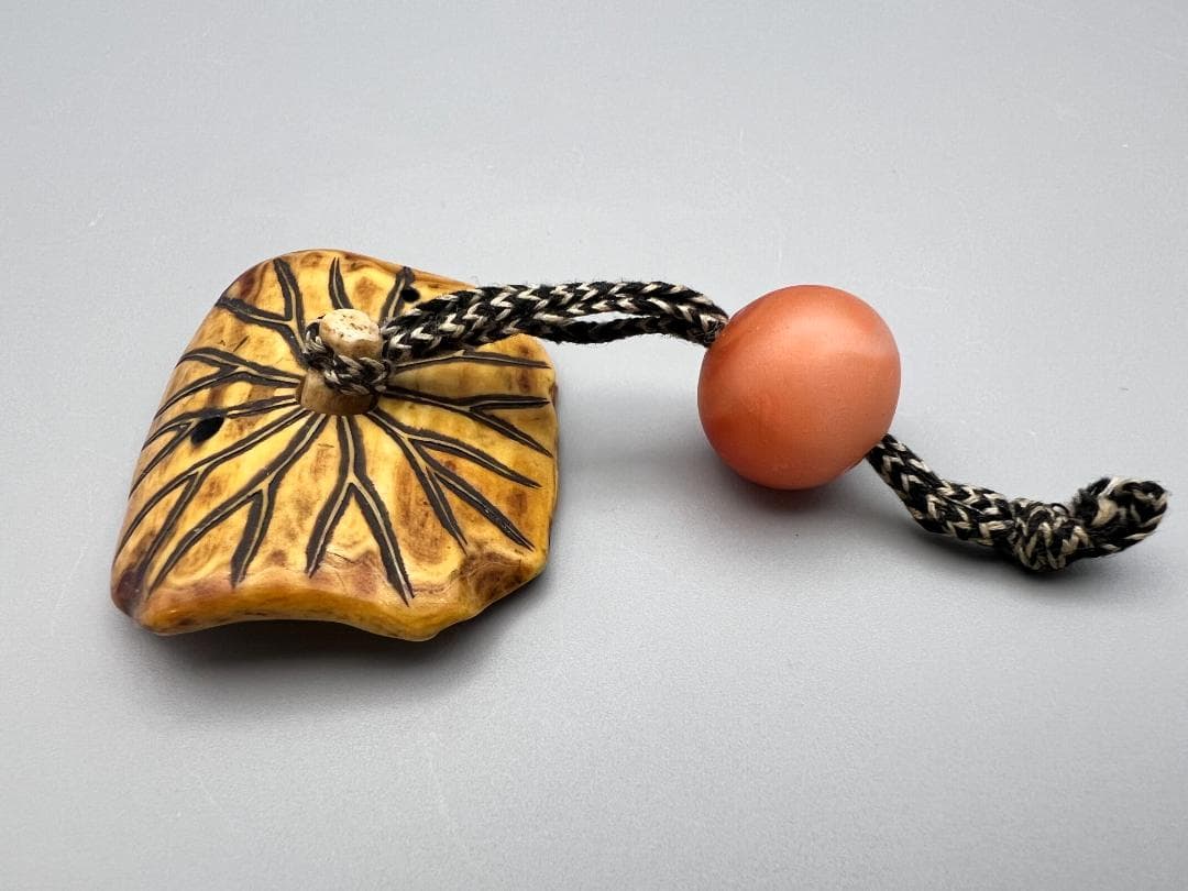 時代　根付　天然素材製　蓮根文　瑪瑙珠尾締め　重量約15.4g