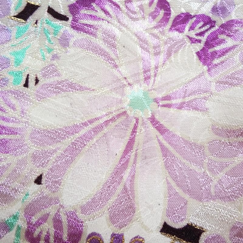 淡い紫色の絞りに牡丹や花々　振袖