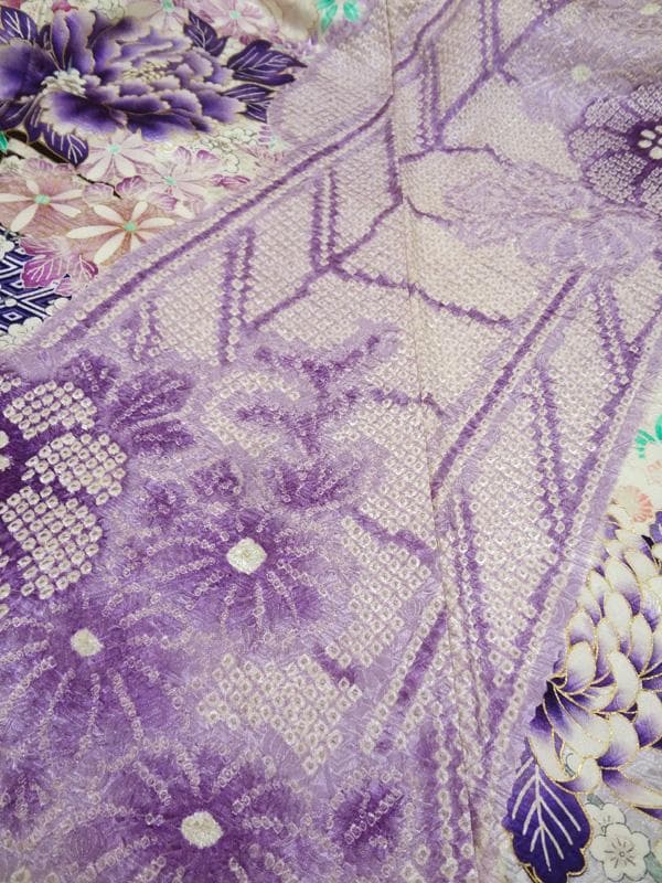 淡い紫色の絞りに牡丹や花々　振袖