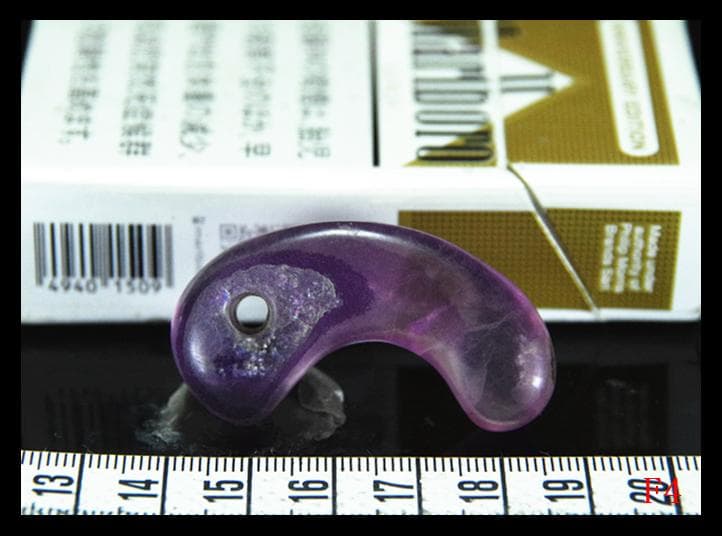 古墳期★虹入り★特有な結晶が見られ★紫色水晶製★コ字形勾玉　縄文時代出土石器