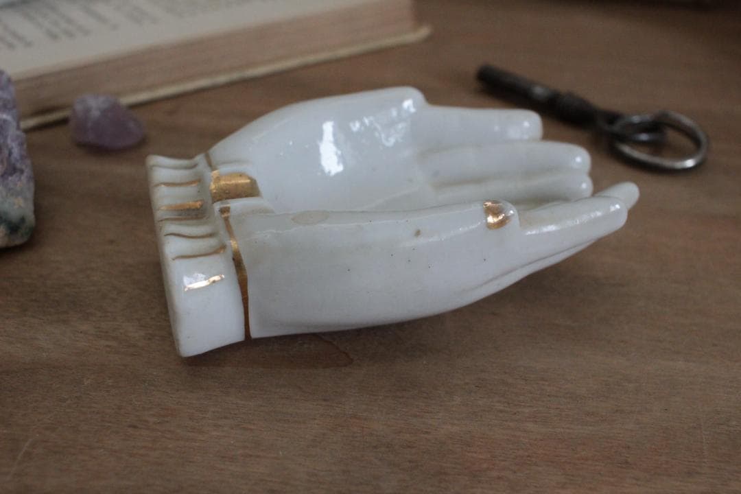 【C】ホワイトハンドモチーフ/Made in Japan /陶器製・小物入れ