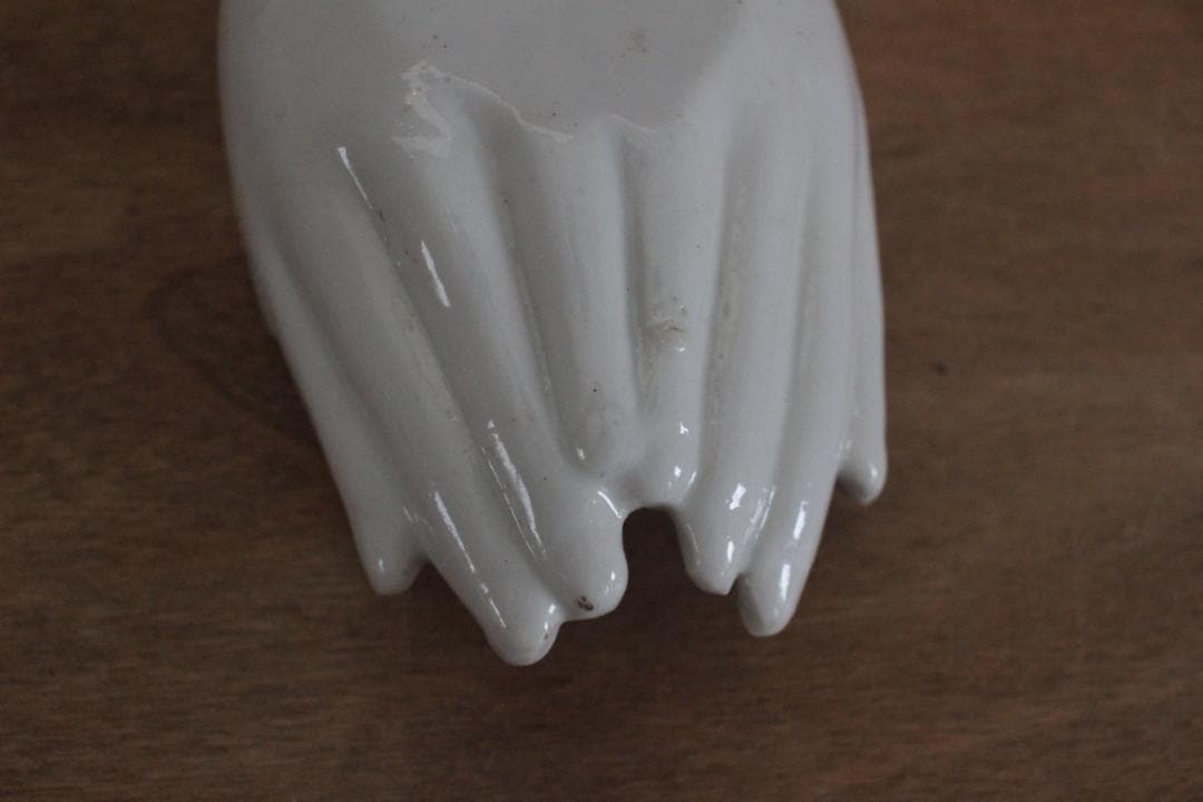 【C】ホワイトハンドモチーフ/Made in Japan /陶器製・小物入れ