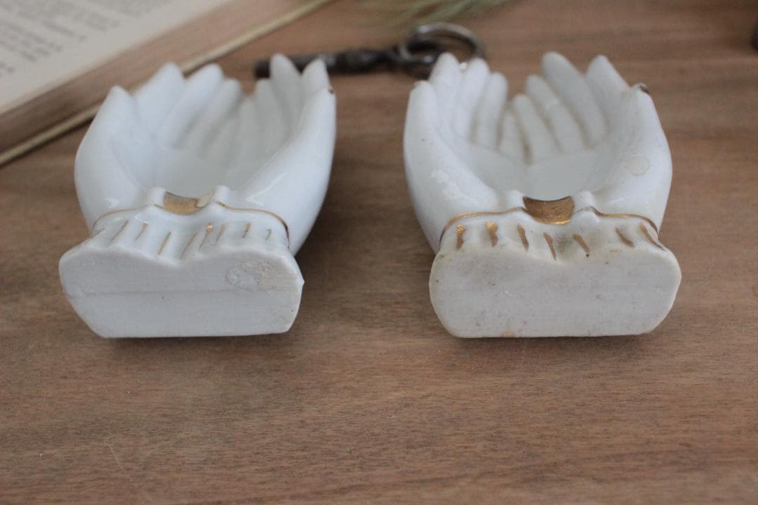 【C】ホワイトハンドモチーフ/Made in Japan /陶器製・小物入れ